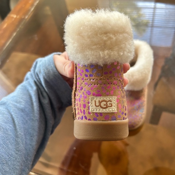 Selling toddler size 5/6 UGG boots. Used but in great condition. - Picture 3 of 6